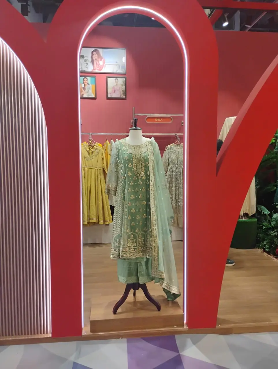 Wooden Female Dress Form for Boutique & Tailoring Display
